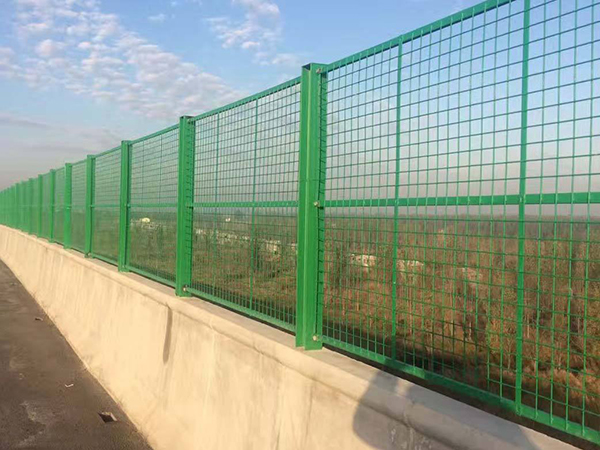 护栏网常见的安装方式及立柱样式