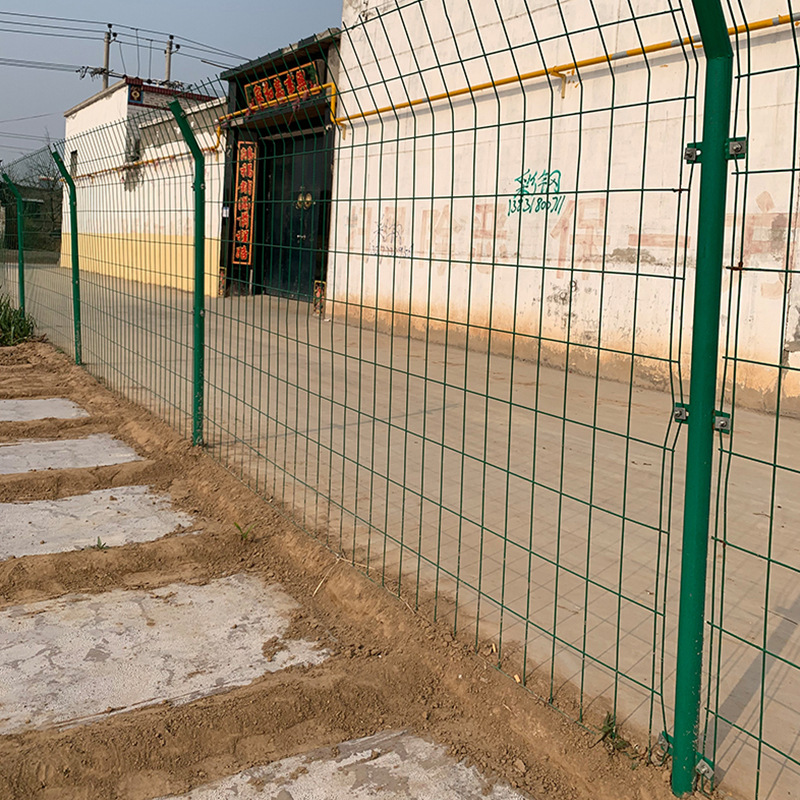 养殖场中为什么使用双边丝护栏网呢？