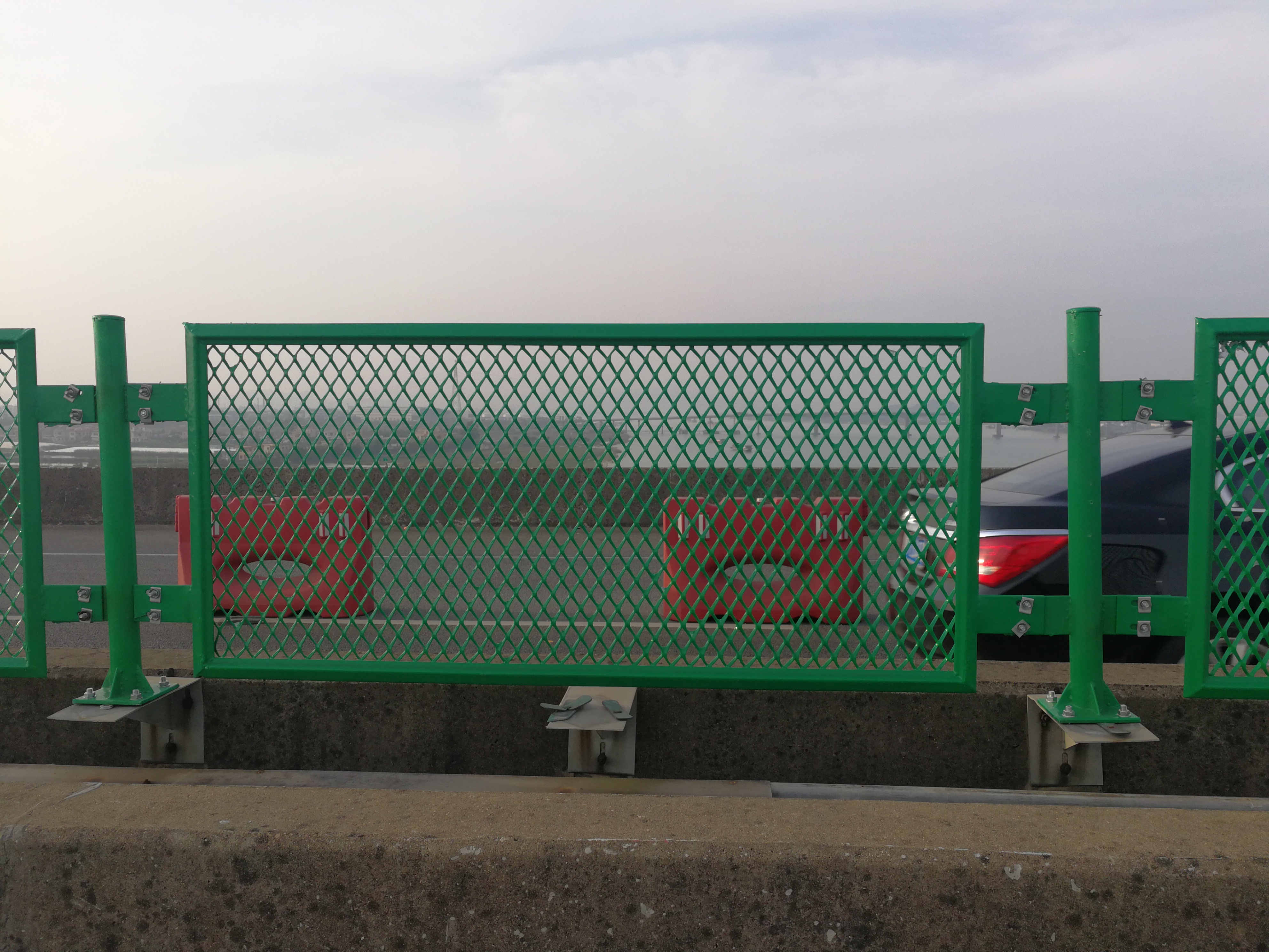 高速公路上使用防眩网需要注意的事项