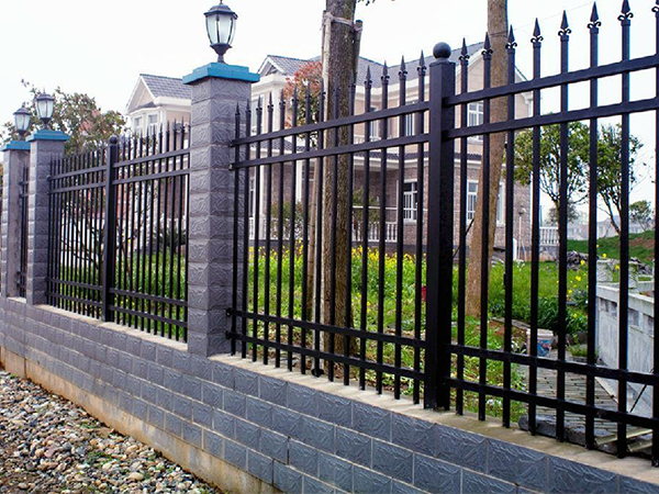 四川河南郑州某小区围墙护栏安装完成