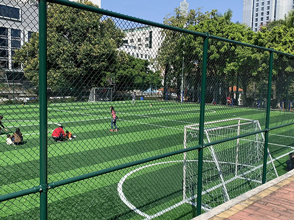 北京某高校足球场围网安装完成应用