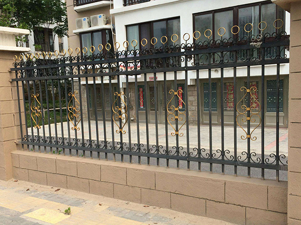 辽宁广州别墅区铁艺围墙护栏安装完成
